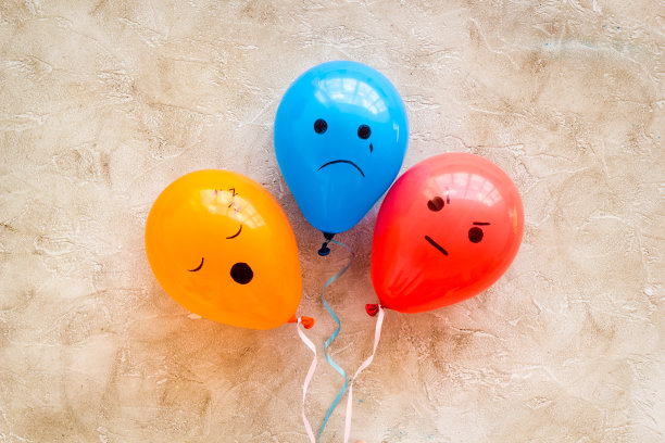 负面情绪。愤怒、抑郁、困倦、悲伤、情绪画在彩色气球上图片下载
