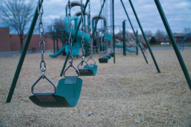 操场上的秋千图片下载