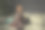 一个红头发的年轻女孩坐在黑房间的沙发上图片下载
