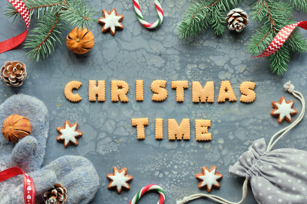 用饼干写圣诞短信。圣诞平铺天然生物降解的装饰图片下载