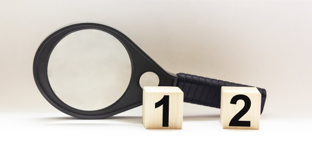 数字1和2在木方和白色背景放大镜图片下载