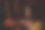 在排灯节的晚上，一个印度孟加拉美丽的黑发女人在五颜六色的光bokeh背景创造的小链灯的肖像。图片下载