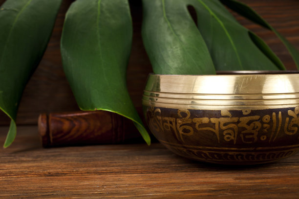 带有妖婆叶的西藏歌唱碗图片下载