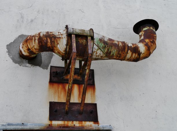 正面生锈的炉管图片下载