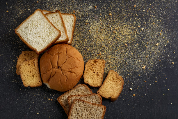 面包房产品，酥脆干燥的烤饼或松饼，面包和面包，深色背景上有文本空间图片下载