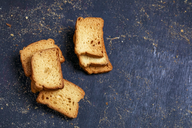 酥皮，蛋糕皮，深色背景图片下载