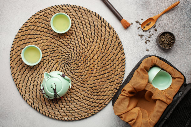 传统的亚洲茶道安排。陶瓷茶壶和小瓶放在竹盘上。前视图。图片下载