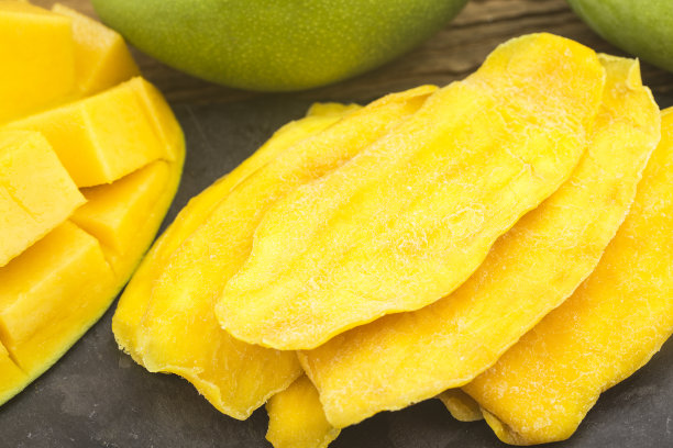 芒果干背景。蜜饯芒果片特写。图片下载
