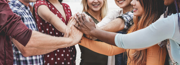 年轻快乐的人们在户外堆叠双手-多种族学生一起庆祝-关注黑人的手图片下载