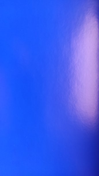 蓝粉色背景的横幅。有光泽的纸，稍微折叠。光从左上方耀斑。眩光图片下载