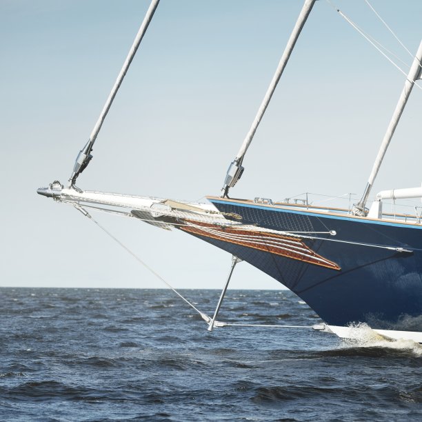 现代蓝色超级游艇特写。航行在开阔的地中海上。经典的设计。昂贵、豪华、大型游船。度假、娱乐、休闲活动。运输图片下载