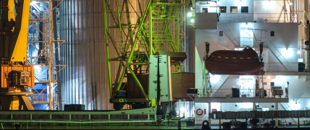 港口夜间谷物升降机。工业海上贸易港散货区粮食码头。敖德萨货运港全景图图片下载