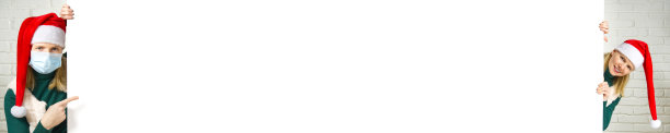 圣诞老人金发女人偷偷从后面的空白广告牌分配白砖墙。圣诞侏儒女孩，拷贝空间图片下载