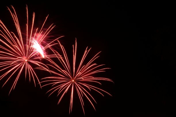 焰火。美丽的彩色烟花在夜空的背景。图片下载