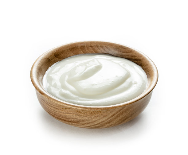 奶油酸在小木碗里孤立白色背景图片下载