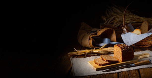 湿润的全麦面包，碾碎或磨碎的全谷物图片下载