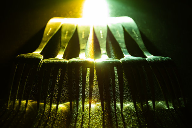 一套叉子在一个raw与绿色和黄色对比度梯度led灯。图片下载