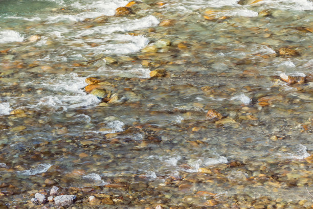 峡谷中山间河流的水面。图片下载