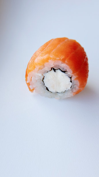 一卷费城白盘配奶油芝士新鲜鲑鱼图片下载