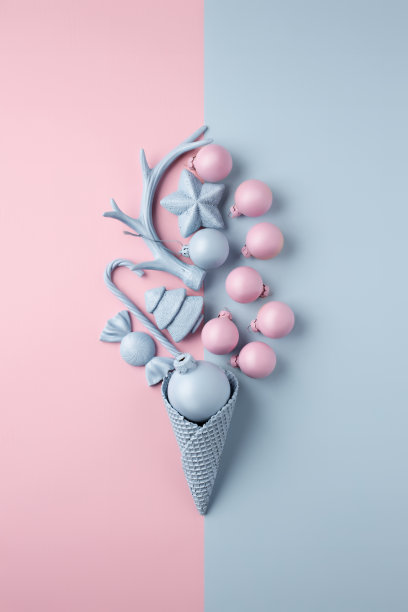 创意的圣诞布局，冰淇淋蛋筒和小装饰品双调淡蓝色和粉色柔和的背景图片下载