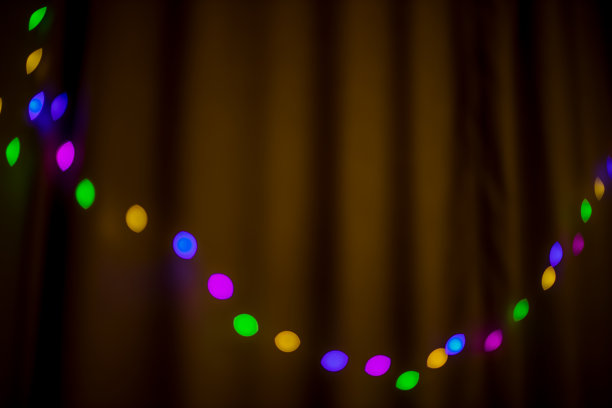 抽象的节日室内窗帘和花环散景圣诞灯五颜六色的室内景观图片下载
