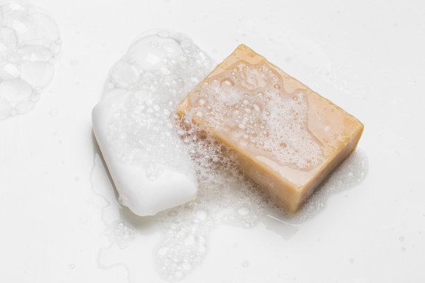 肥皂条和泡沫在白色背景，俯视图。模型设计图片下载