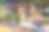 两个戴着圣诞老人帽子的女花匠正在摆弄鲜花图片下载