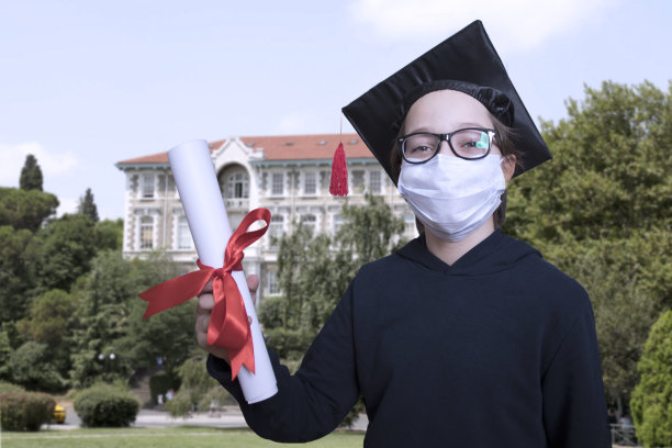 背包学生对着扩音器大喊图片下载