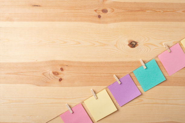 彩色的笔记挂在一根绳子上，上面有一块厚实的碑文空间图片下载