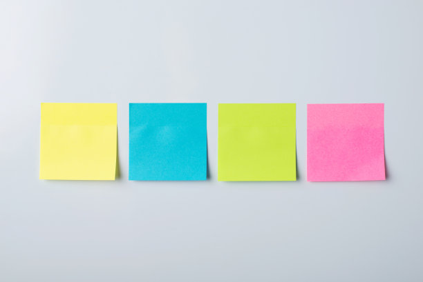 白板上的四张彩色便利贴图片下载