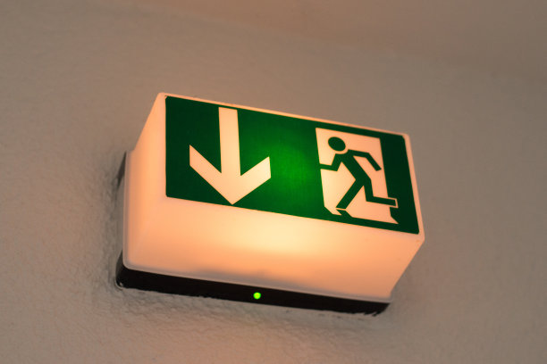 大楼里闪着绿光的紧急出口标志。图片下载