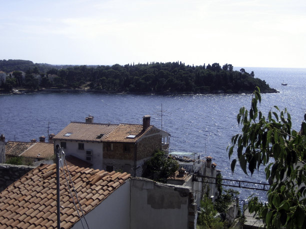 在这个海滨小镇，从不同楼层的屋顶后面可以看到大海图片下载