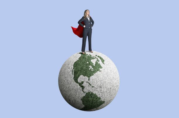 穿着红斗篷的女人站在世界之巅图片下载