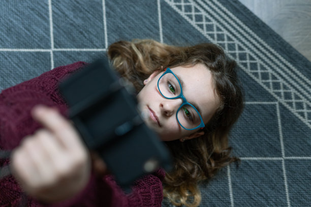 有时在家里也很悲伤图片下载