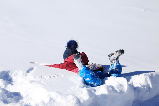 在雪地里的游戏非常有趣图片下载