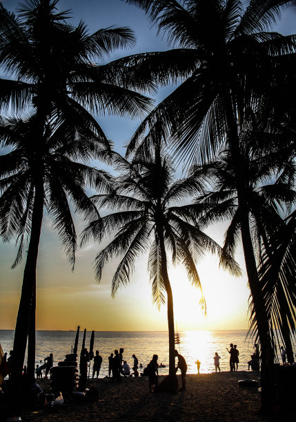 泰国，邦盛——2020年11月26日，邦盛海滩有游客在日落时做海滩活动。图片下载