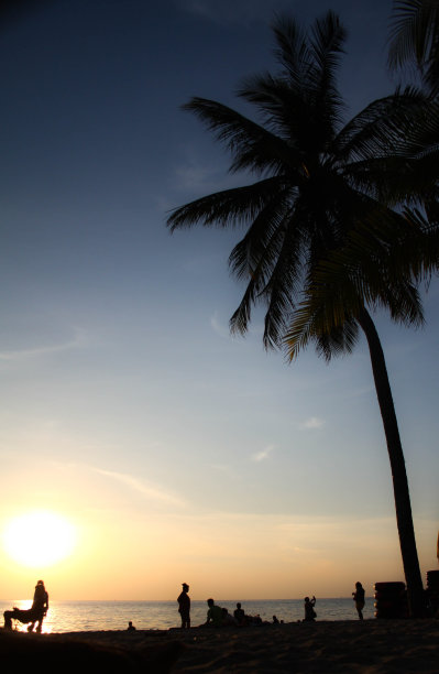 泰国，邦盛——2020年11月26日，邦盛海滩有游客在日落时做海滩活动。图片下载