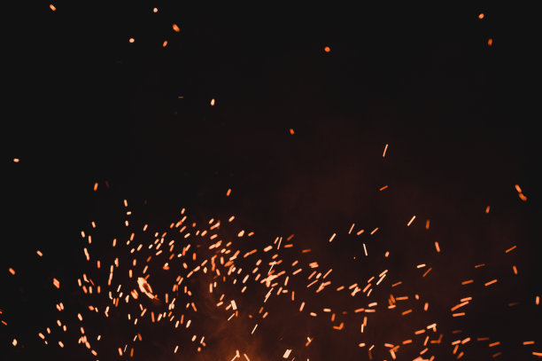 近距离的火花从火，火花的黑色背景，火焰的狂放，魔术与火花。图片下载