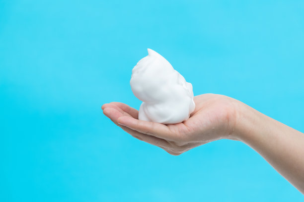 泡沫在女人的手上图片下载