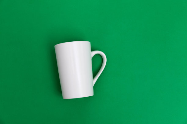 绿色背景上的白色杯子图片下载
