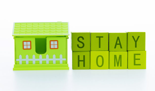 房子模型和留在家里的白色背景文本。图片下载