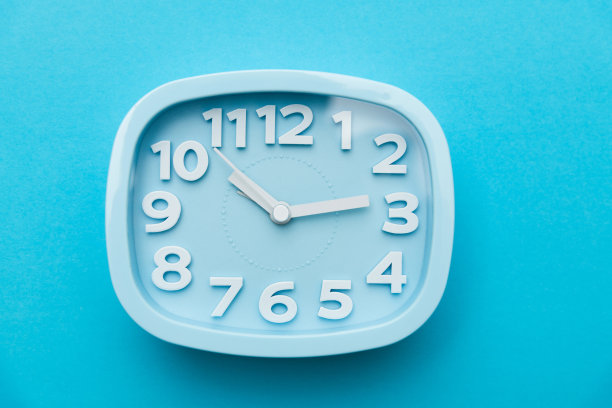 蓝色背景的现代闹钟图片下载