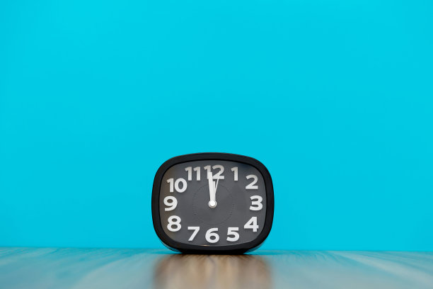 现代闹钟在桌子上图片下载
