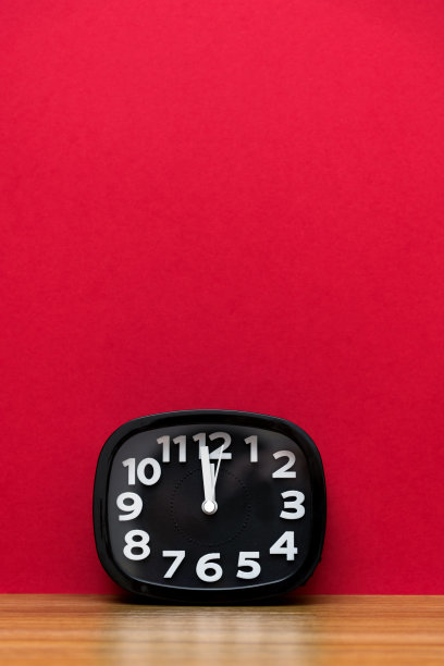 现代闹钟在桌子上图片下载