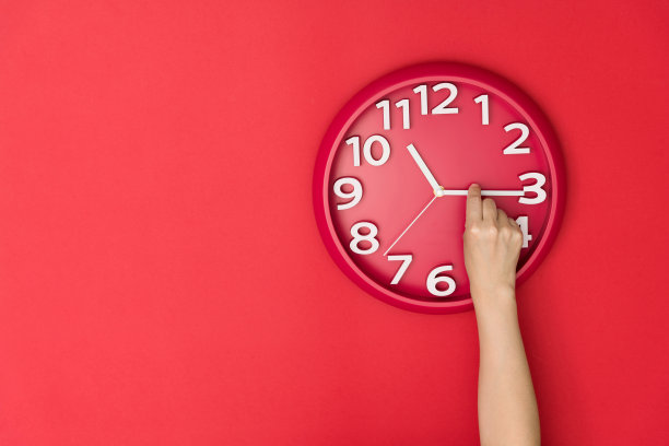 人的手调整时钟图片下载