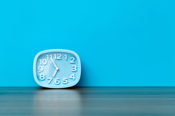 现代闹钟在桌子上图片下载