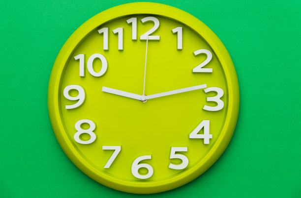 绿色背景上的绿色挂钟图片下载