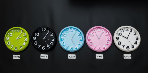 时区时钟在黑色背景图片下载