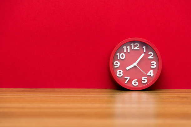 现代闹钟在桌子上图片下载