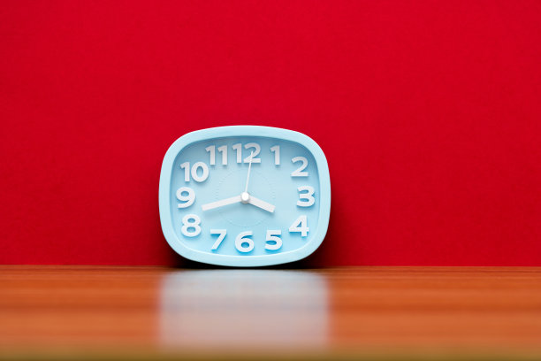 现代闹钟在桌子上图片下载